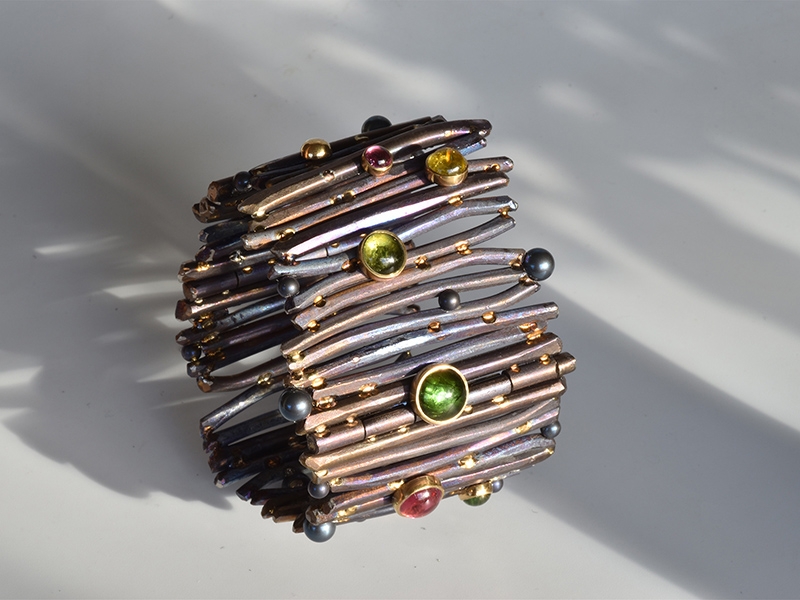 Martin Spreng, Les Roseaux, 2018, bracelet, titanium, gold and tourmaline cabochons, photo courtesy of the artist Martin Spreng, Les Roseaux