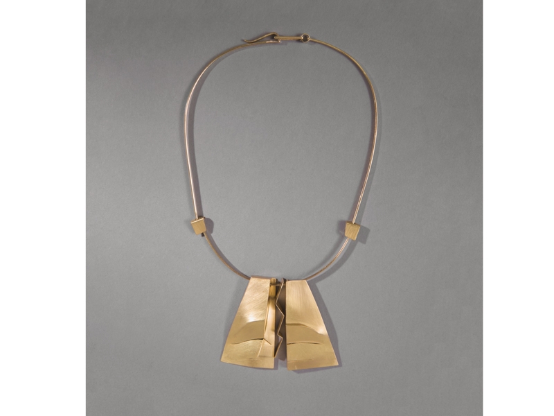 Bruno Martinazzi, Due Respiri, 2005, necklace, embossed gold sheets, 240 x 133 x 15 mm, photo courtesy of Cooper Hewitt, Smithsonian Design Museum Bruno Martinazzi, Due Respiri