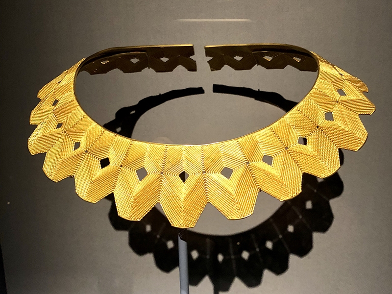 Mary Lee Hu, Choker #70, 1985 (gift of Donna Schneier), 18-karat gold, 22-karat gold, 152 x 229 x 76 mm, photo: Susan Cummins Mary Lee Hu, Choker
