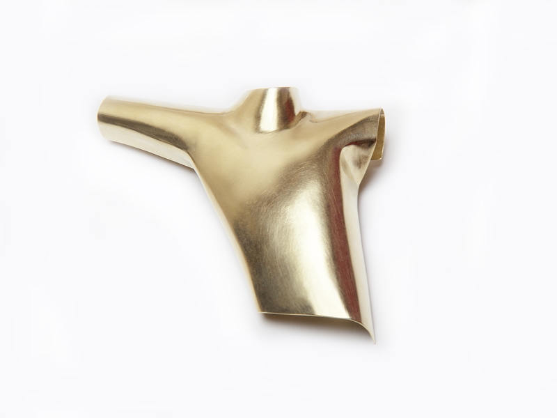 Antje Bräuer, Torso, 2015, brooch, gold, 80 x 90 x 14 mm, photo courtesy of Galerie Marzee Antje Bräuer, Torso