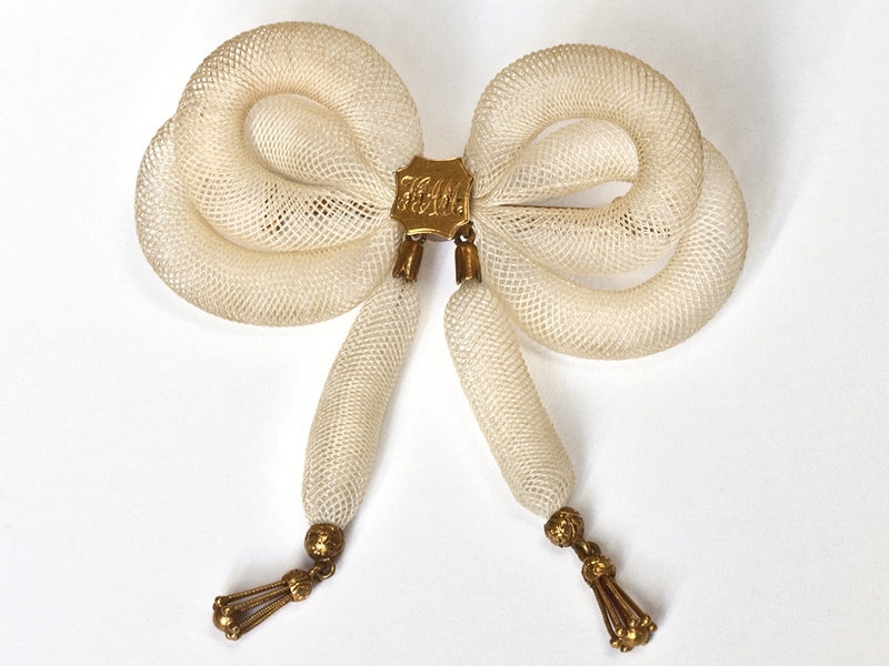 Brooch made of gold and human hair