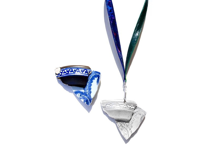 Nhat-Vu Dang, Phoenixtail & Goudsplateel, necklace, silver and leather, 8 x 9 cm, Dang-Vu Dang Nhat-Vu Dang, Phoenixtail & Goudsplateel