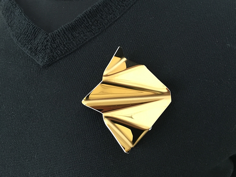 Florian Milker, P_Series, 2019, brooch, stainless steel, titanium nitride coating, 70 x 80 x 20 mm, photo: galerie beyond Florian Milker, P_Series