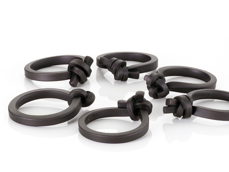 Oliver Schmidt, Knot, rings, steel, photo courtesy of the artist Oliver Schmidt, Knot