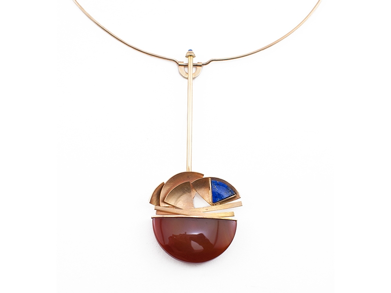 Michael Jerry, Necklace, 14-karat gold, lapis, agate, photo: MM Michael Jerry, Necklace