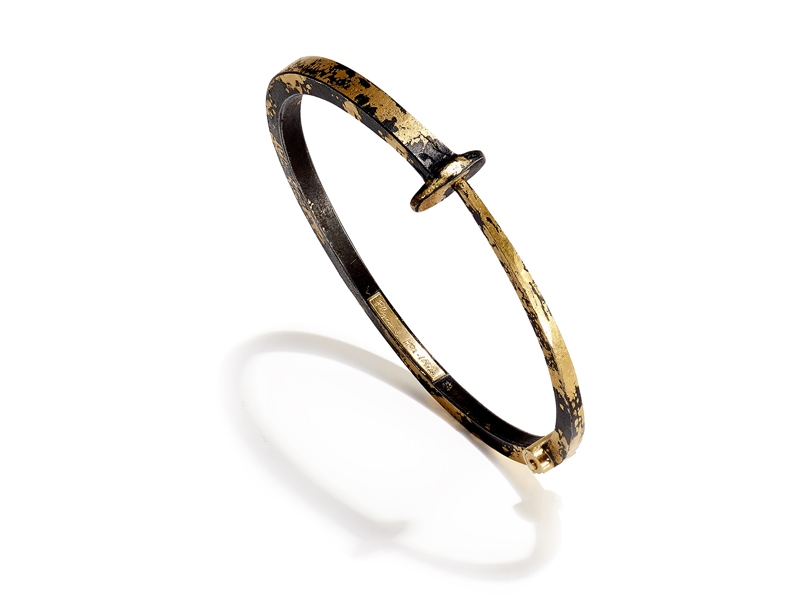 Pat Flynn, Gold Dust Nail Bracelet, 2017, iron nail, 22-karat yellow gold dust, 18-karat yellow gold hinge, 68 mm inside length, 60 mm inside width, photo: Patina Gallery Pat Flynn, Gold Dust Nail Bracelet