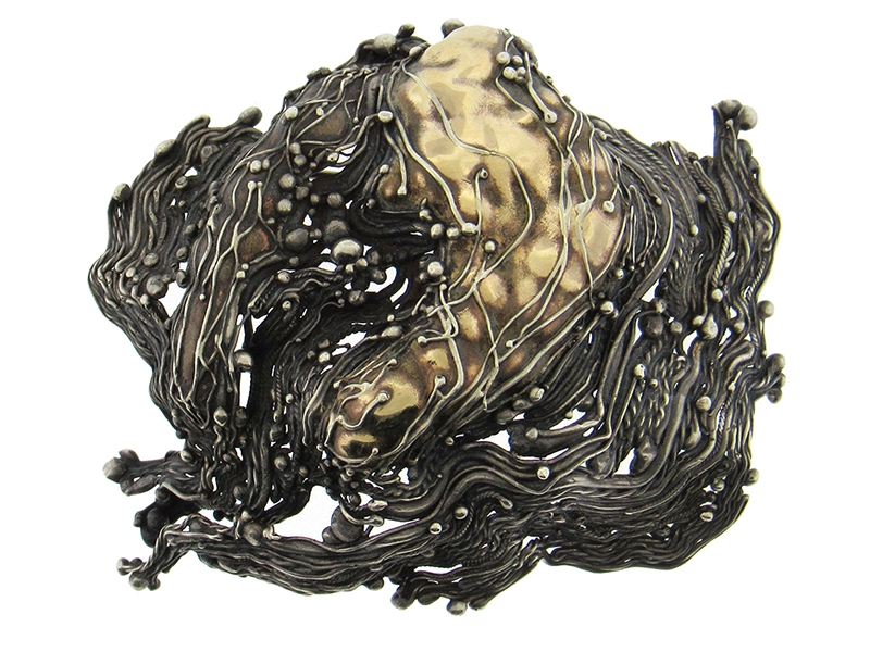 Marci Zelmanoff, Repoussé Brooch, 1977, 22-karat gold, copper, fine silver, sterling silver, 64 x 51 x 19 mm, photo courtesy of Aaron Faber Marci Zelmanoff, Repoussé Brooch
