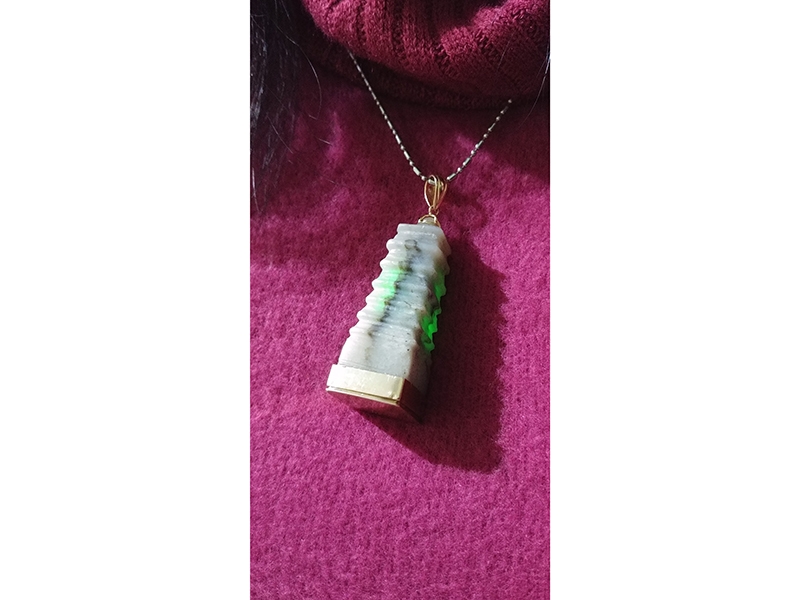 Emily Zhu (designer), Totok Gievohn (artisan), Rudy Adjie (lapidary), Towering Friendship, 2018, pendant, white agate, 14-karat yellow gold, 3mm UV LED, 1216 CR button cell, 18 x 50 x 19 mm, photo: Emily Zhu Emily Zhu (designer), Totok Gievohn (artisan), Rudy Adjie (lapidary), Towering Friendship
