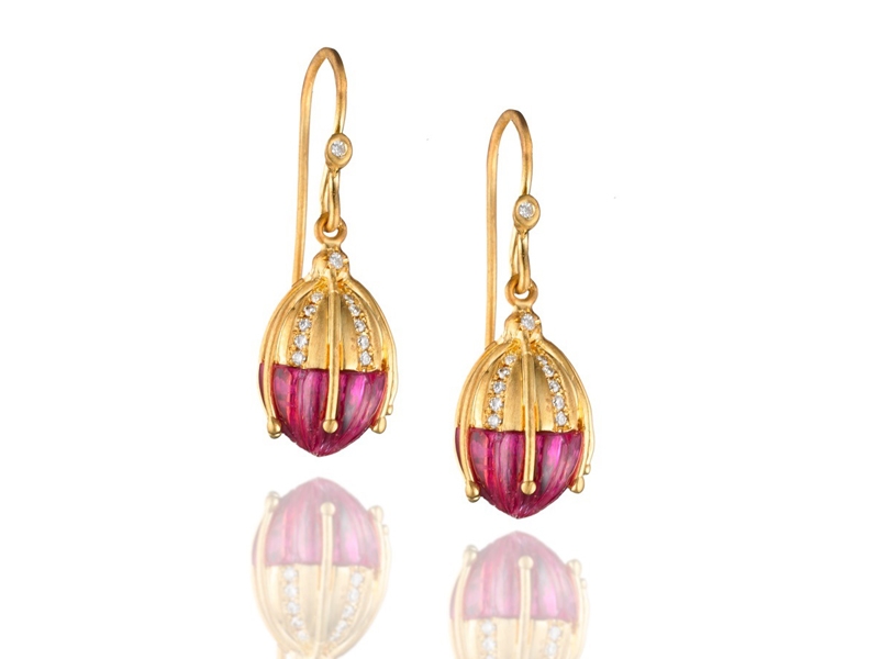 92Y Jewelry Center benefit piece by Paul Kim, Aurora Earrings, 2017, 18-karat gold, diamond, tourmaline, 51 x 13 mm, photo: Dan Springston Paul Kim, Aurora Earrings, 2017, 18-karat gold, diamond, tourmaline, 51 x 13 mm
