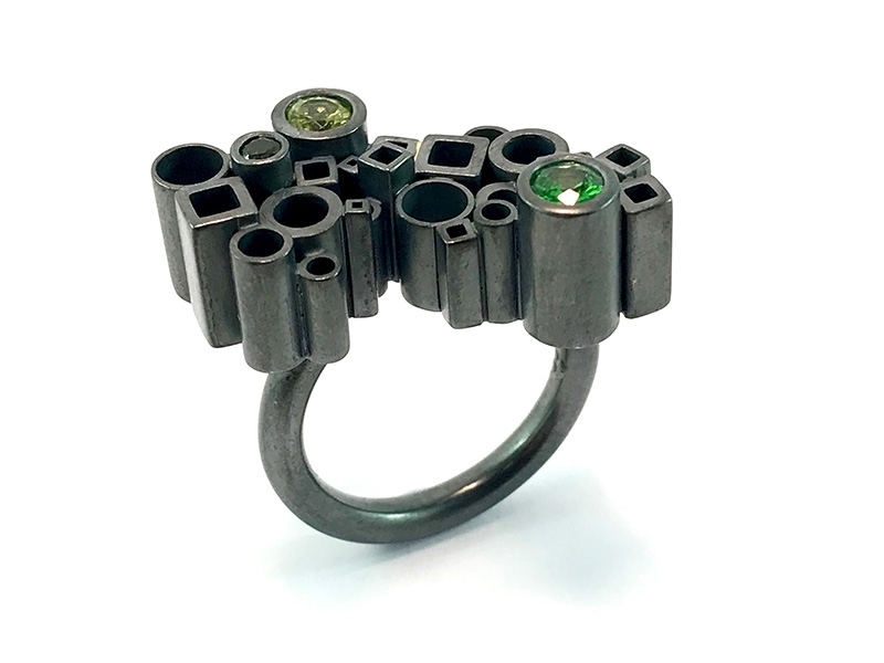 Simon Williams, Pipes Ring, oxidized sterling silver, tsavorite, garnet, peridot, Australian sapphire, photo: artist Simon Williams, Pipes Ring