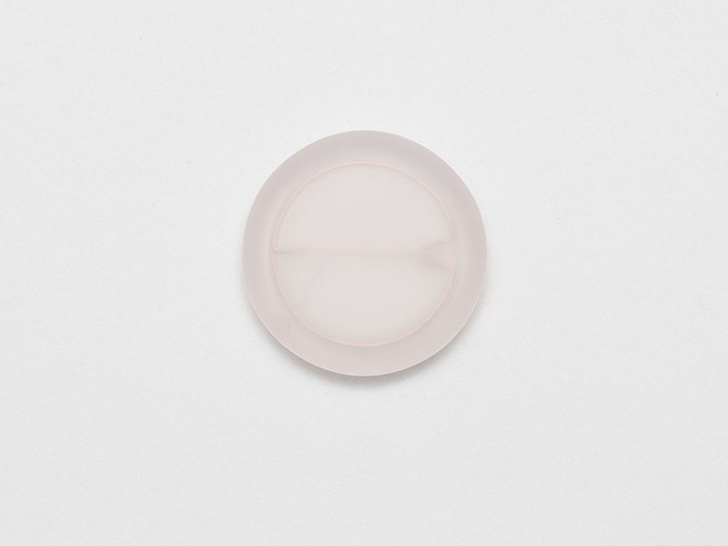 Lin Cheung, Delayed Reactions—Rose Tinted, 2017, brooch, rose quartz, gold, 43 x 8 mm, photo: artist Lin Cheung, Delayed Reactions