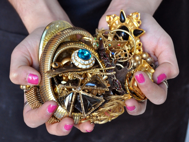 RJM sorting, fake gold handful, photo: Susie Ganch
