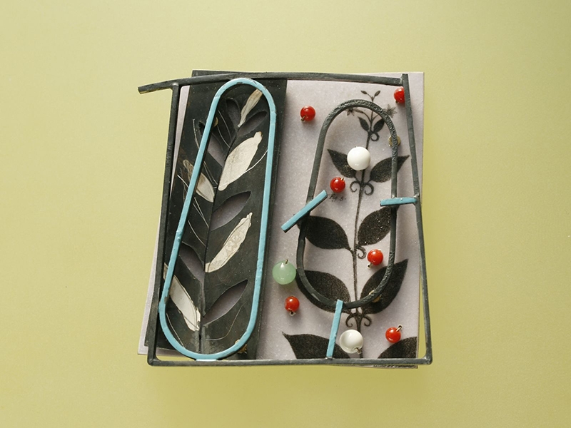 Ramon Puig Cuyas, Las Espérides, 2010, silver, nickel silver, paper on resin, white quartz, coral, acrylic paint, 50 x 50 x 10 mm, photo: artist Ramon Puig Cuyas, Las Espérides