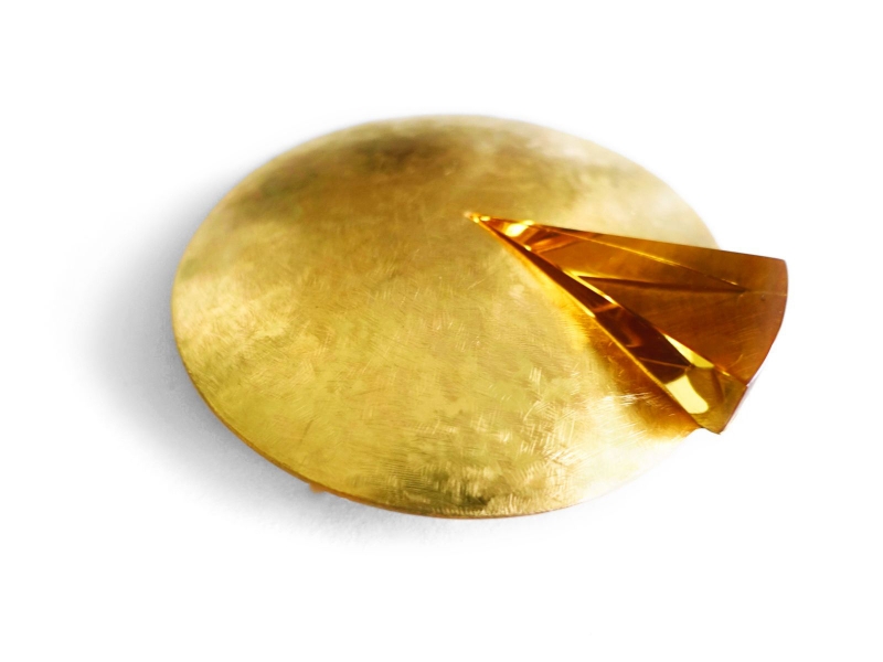 Renzo Pasquale, Aton, 2016, brooch, gold, quartz, 57 mm in diameter, photo: F. Marco Magliani Renzo Pasquale, Aton