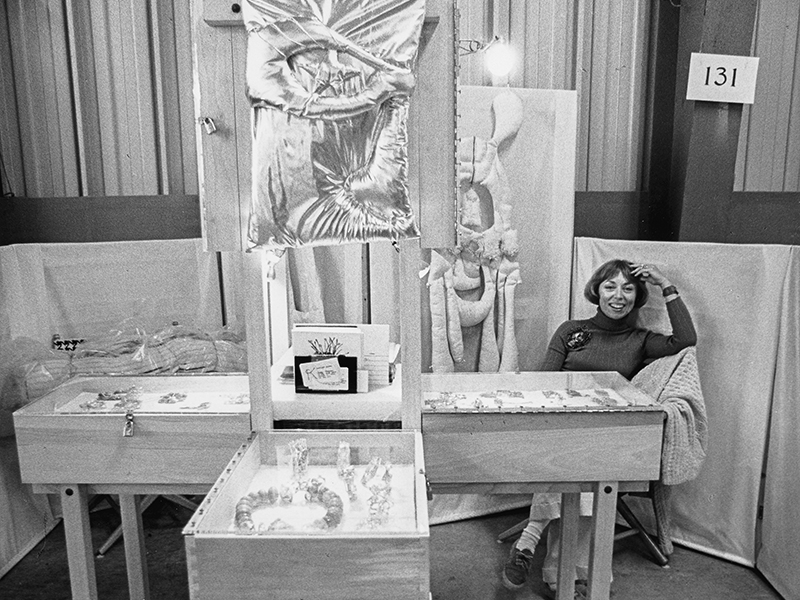 Jewelry maker Carolyn Kriegman at the Northeast Craft Fair 9, held by the American Craft Council on June 28–30, 1974, in Rhinebeck, New York, courtesy American Craft Council Library & Archives, photo: Raphael Warshaw Carolyn Kriegman