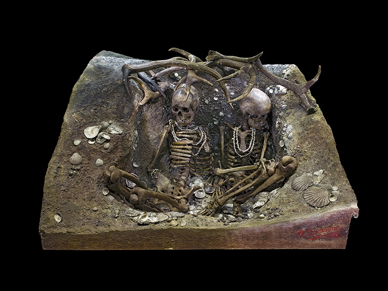 Tomb of Téviec, two skeletons of women dated between 6,740 and 5,680 years ago