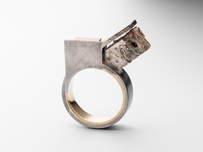 Sabine Pagan, Counterpoint, 2018, ring, 9-karat yellow gold, Monel, brass, fine silver, 34 x 38 x 8 mm, photo: Grant Hancock Sabine Pagan, Counterpoint