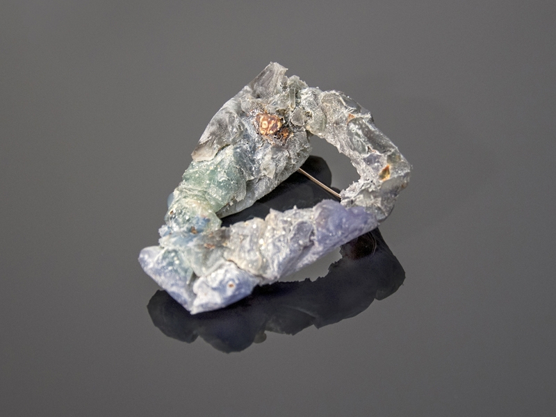 Jelizaveta Suska, Frozen in Amber 5, 2017, brooch,
70 x 50 x 30 mm, photo: artist Jelizaveta Suska, Frozen in Amber 5