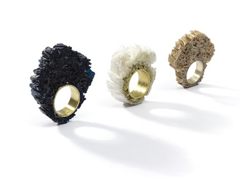 Noelia Macchi, Dedans (paso de baile de ballet; movimiento hacia adentro), 2015–2016, ring, paper, silver, fabricated, photo courtesy of Myday-Byday Noelia Macchi, Dedans (paso de baile de ballet; movimiento hacia adentro)