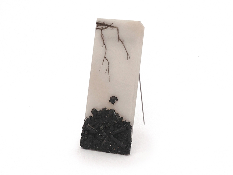 Alejandra Solar, Ausencia 2—Brooch, 2019, Arkansas stone, tourmaline, silver, print, 100 x 40 x 8 mm, photo courtesy of the artist Alejandra Solar, Ausencia 2—Brooch
