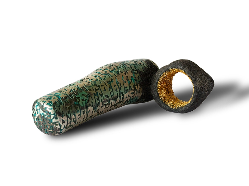 Arata Fuchi, My Adored Slave—Double Ring, 2017, oxidized silver, oxidized silver powder, pure gold, copper, 58 x 28 x 85 mm, photo courtesy of the artist Arata Fuchi, My Adored Slave—Double Ring