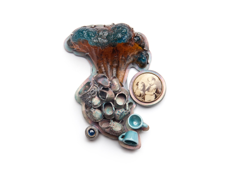Barbara Paganin, Memoria Aperta N.5, 2011–2013, brooch, oxidized silver, photo, porcelain, glass, sapphire, gold, 102 x 80 x 28 mm, photo: Alice Pavesi Fiori Barbara Paganin, Memoria Aperta N.5
