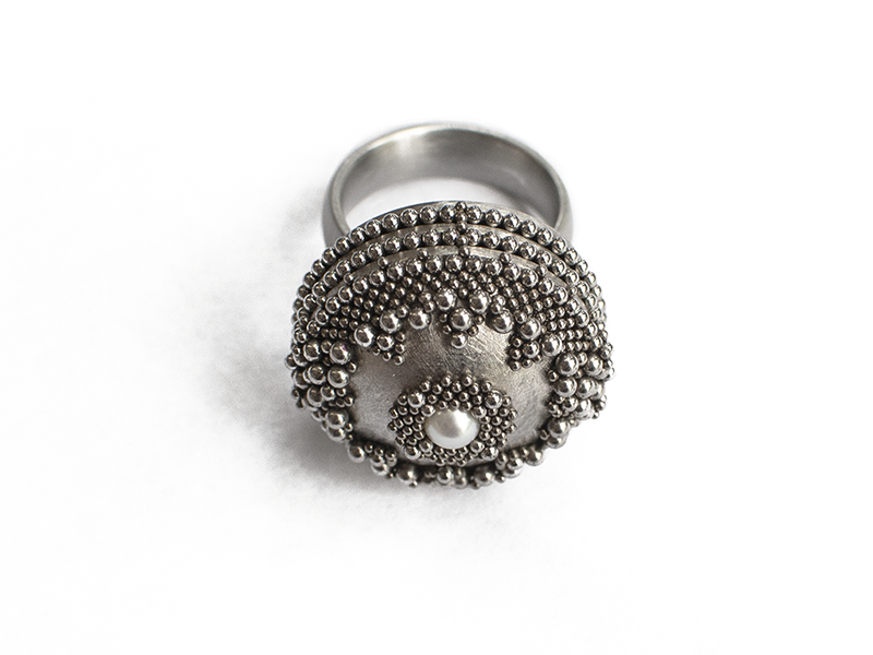 Benjamin Dory, Pearl Ring, stainless steel, freshwater pearl, size 6, 29 x 25 x 25 mm, photo: Metal Museum Benjamin Dory, Pearl Ring