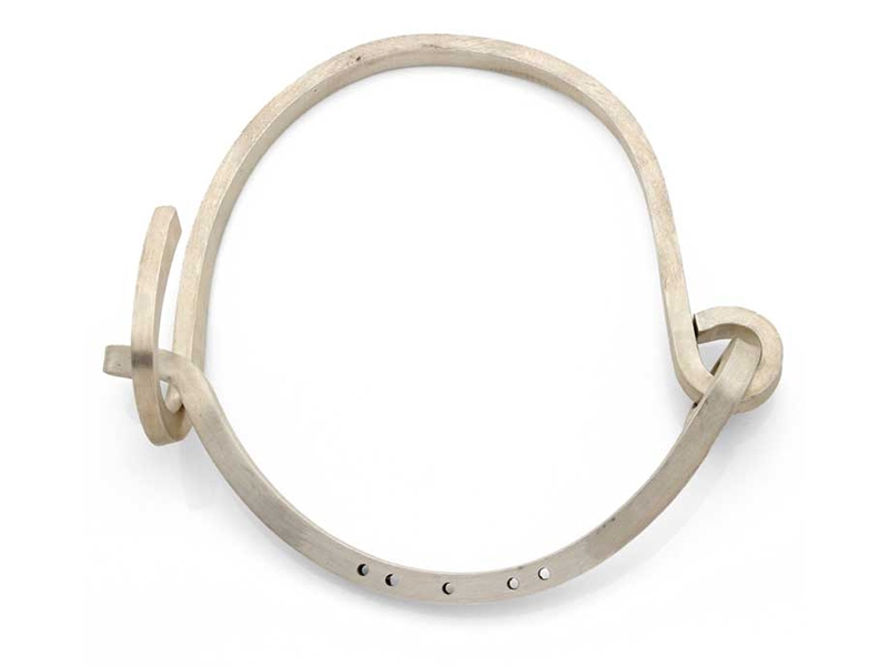 Louise Bourgeois, Shackle Necklace, sterling silver, 1948/1998, 175 mm at widest diameter, photo courtesy of Rotasa Foundation Louise Bourgeois, Shackle Necklace