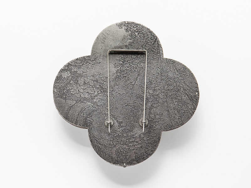Evert Nijland, Moss (back), 2012, brooch, wood, glass, flock, steel, 120 x 120 mm, photo: Eddo Hartmann Evert Nijland, Moss (back)