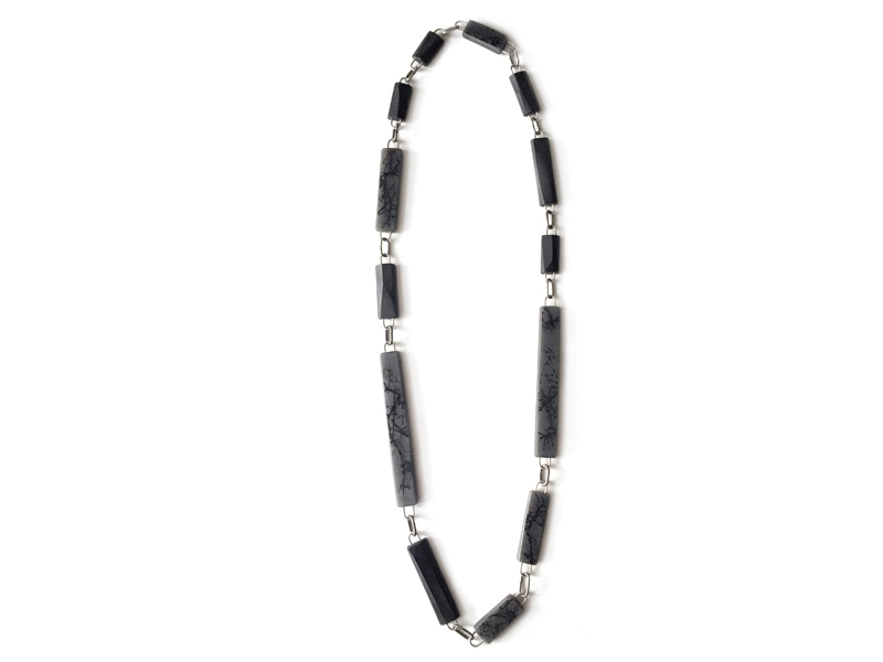Alejandra Solar, Ramas, necklace, black and gray Arkansas stone, silver, print, 660 mm long, photo courtesy of Ornamentum Alejandra Solar, Ramas