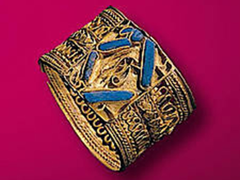 Gold ring with cloisonné inlays