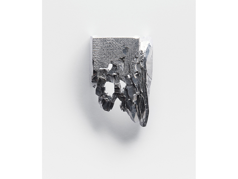 Jutta Kallfelz, Schild (Shield), 2015, brooch, chiseled, drilled, and sawed aluminum, stainless steel, 78 x 47 x 30 mm, photo: Michael Müller Jutta Kallfelz, Schild (Shield)