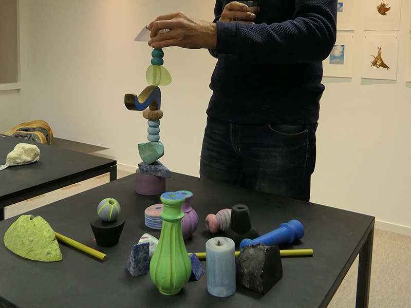 Foreground: Eva Burton, Toy Totem, 2017, (table) sculpture; wall: drawings by Mielle Harvey, (Rust I, 2017, Rust II, 2017, Moments of Sky V, 2016); table at left: Valérie Wagner, Temps, 2017, necklace, photo: galerie door Eva Burton, Toy Totem, 2017