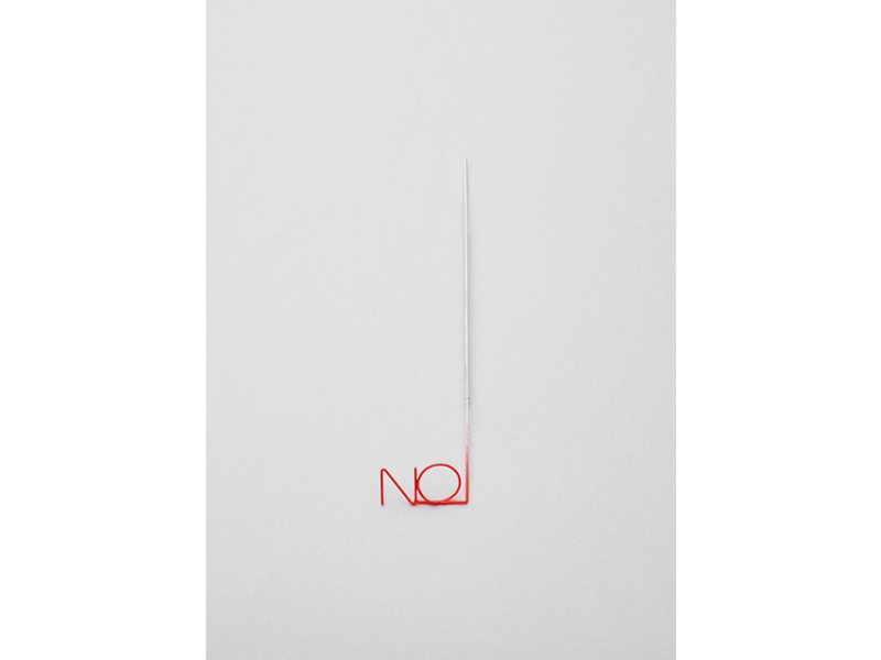 Manfred Bischoff, NO, 1982, brooch, steel wire, paint, photo: Jens Mauritz Manfred Bischoff, NO, 1982
