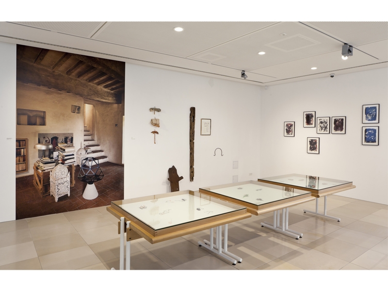 Exhibition view, Tribute to Manfred Bischoff, 2017, wall objects and photo by Federico Caviccioli of Manfred Bischoff’s house in San Casciano dei Bagni, Italy, Handwerkskammer München, photo: Wilfried Petzi Exhibition view, Tribute to Manfred Bischoff, 2017