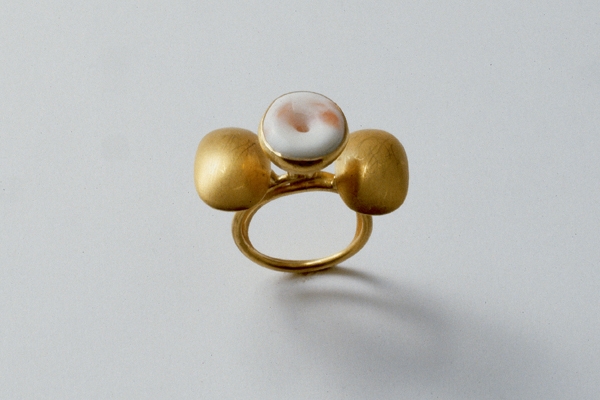 Manfred Bischoff, Bischoffsring/Kiss and Go, 1992, gold, pink coral, Collection Bollmann, Vienna, photo: Otto Künzli, VG-Bild Kunst Manfred Bischoff, Bischoffsring/Kiss and Go, 1992