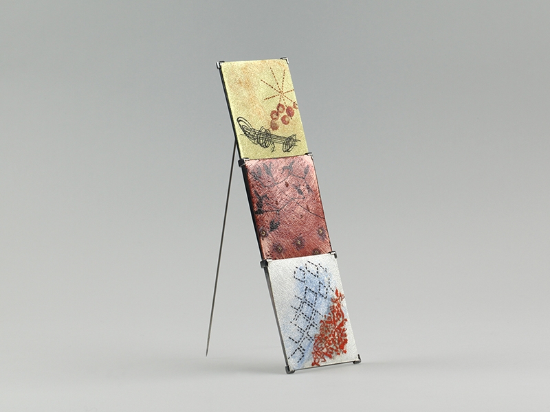 Jamie Bennett, Taken Place #14, 2019, brooch, enamel, silver, copper, photo courtesy of Galerie LA Joaillerie par Mazlo Jamie Bennett, Taken Place #14
