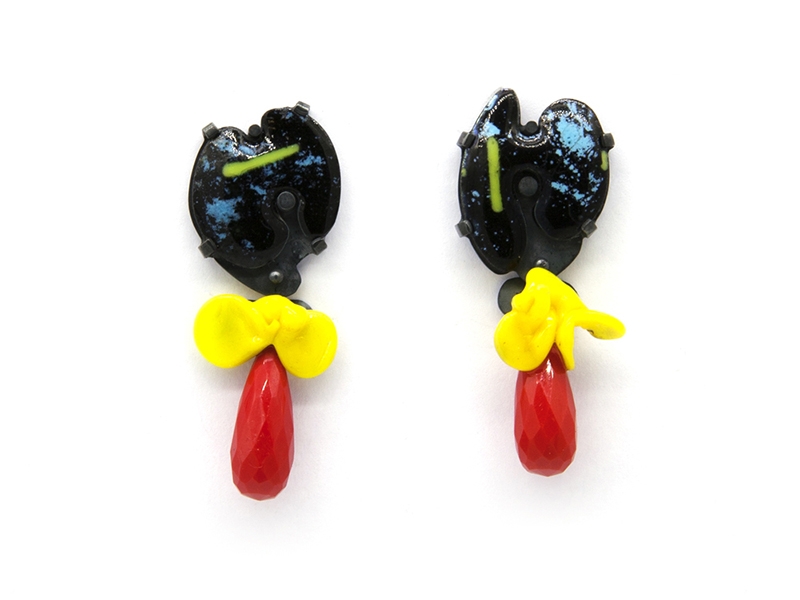 Joani Groenewald, Cookie Monster, 2018, earrings, silver, vitreous enamel, glass, synthetic coral, 40 x 15 x 15 mm, photo: Sarah de Pina Joani Groenewald, Cookie Monster
