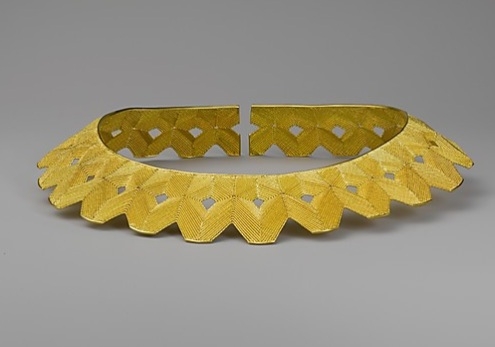 Mary Lee Hu, Choker #70, 1985, 18-karat gold, 22-karat gold, 152 x 229 x 76 mm, photo: courtesy of The Metropolitan Museum of Art Mary Lee Hu, Choker #70