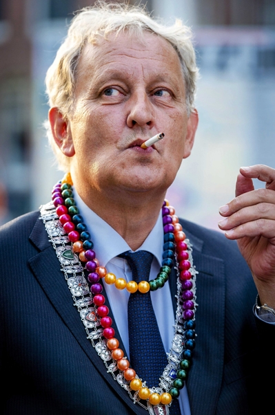 Mayor Eberhard van der Laan, with mayoral chain and beaded necklace, before giving a speech during the protest event “To Russia with Love,” organized in response to the Russian government’s homosexuality policies, August 25, 2013, Amsterdam, photo: ANP, Robin van Lonkhuysen Mayor Eberhard van der Laan with mayoral chain and beaded necklace