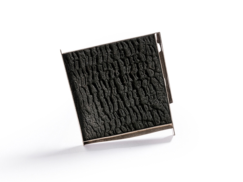 Per Suntum, Nigredo, 2017, brooch, palladium, silver, niello, urushi, photo courtesy of the artist Per Suntum, Nigredo