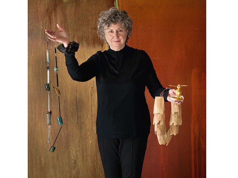 Susan Cummins wearing a Tanel Veenre bracelet and holding a Bernhard Schobinger necklace, a Dorothea Prühl necklace, and a Manfred Bischoff brooch, photo courtesy Susan Cummins Susan Cummins