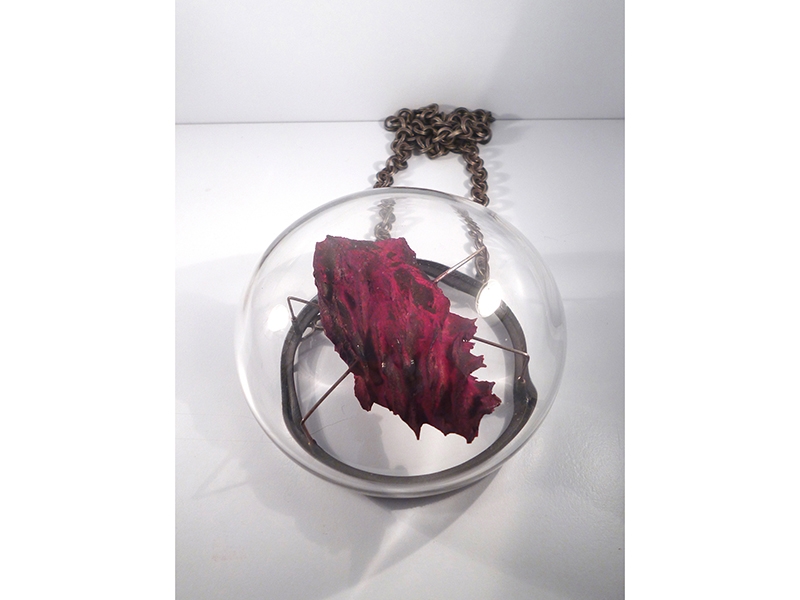 Nanna Melland, Fragment of life, Necklace, 2004, 925/- silver, glass, epoxi-resin photo: Jürgen Eickhoff Nanna Melland, Fragment of life
