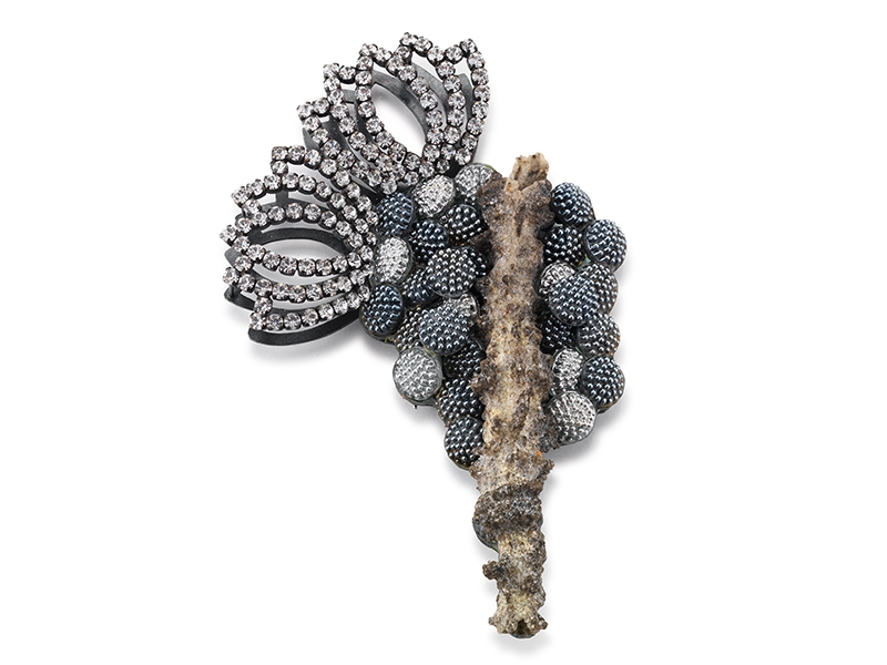 Tamara Grüner, Falling Stars, 2016, brooch, fulgurite, historical metal pieces, oxidized silver, glass, plastic, steel, 138 x 91 x 24 mm, photo: Alexander König Tamara Grüner, Falling Stars