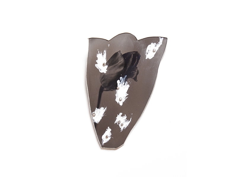 Bettina Speckner, True Tulip, 2018, brooch, alutype, silver, paint, diamonds, 100 x 65 x 5 mm, photo: artist Bettina Speckner, True Tulip