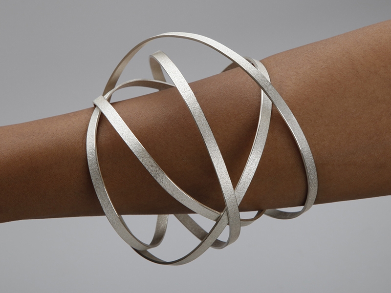 Ute Decker, Orbit, 2018, sculpture/arm sculpture, 100% recycled sterling silver, 120 x 100 x 110 mm, unique piece within series, photo courtesy of the artist Ute Decker, Orbit