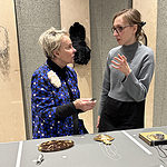 Ann McEldowney talking with one of the students, photo: Linda Peshkin