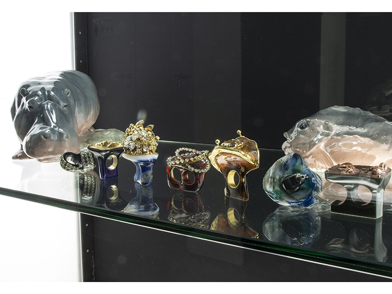 Exhibition view, Jewellery & Garment. Petra Zimmermann’s rings, made of polymethyl methacrylate, topped with various historical set pieces, displayed in the ceramic showcase