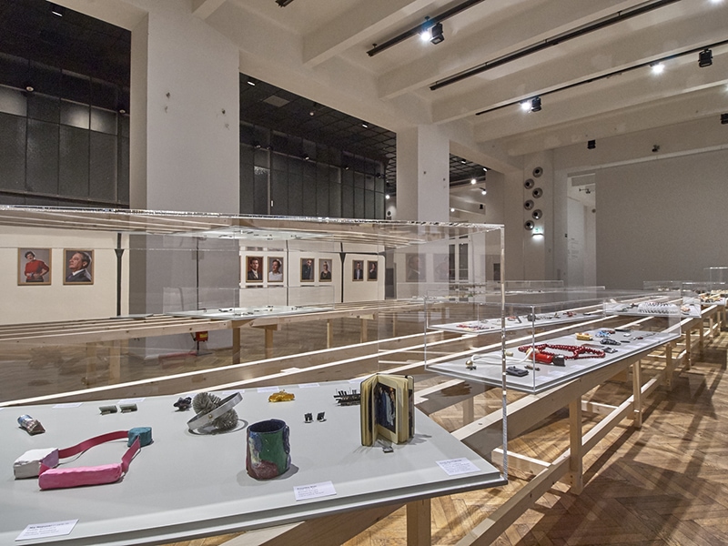 Exhibition view, Schmuck 1970–2015