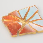 Jasmijn Van Hoof, <em>Shattered,</em> 2024, brooch in gold-plated brass, steel wire, dichroic glass, photo courtesy of the artist | <em>Shattered</em> is a brooch that takes inspiration from memories that “break down” into pieces. You remember the fragments, but the connection between them is more difficult. In fact, a memory can continue to fragment over time.